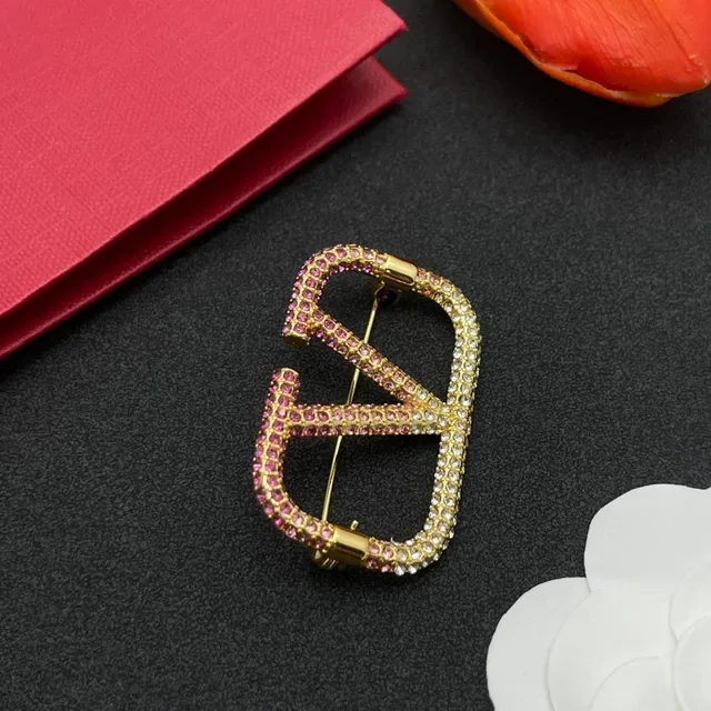 Broche doré rose et cristal clair pavé V-motif 7