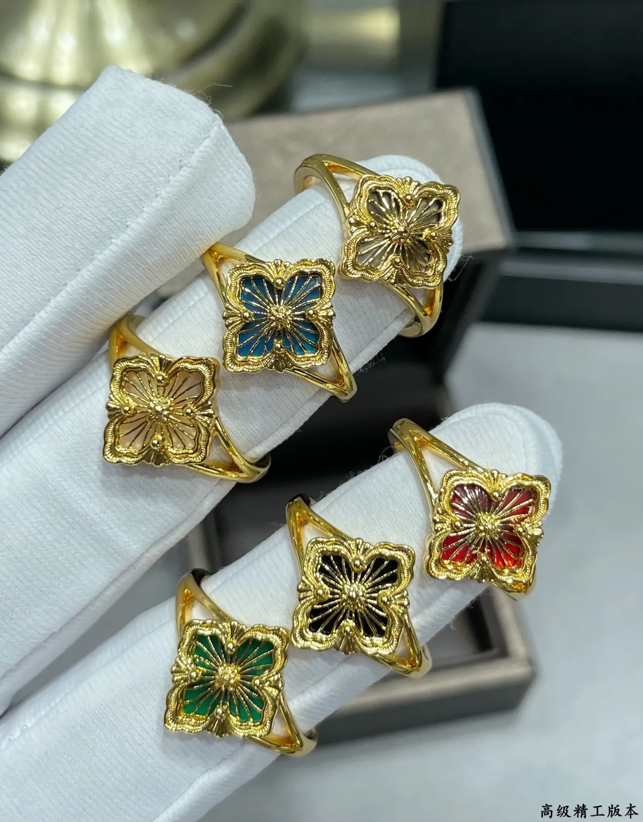 Bague en émail floral à quatre feuillets avec finition dorée 3
