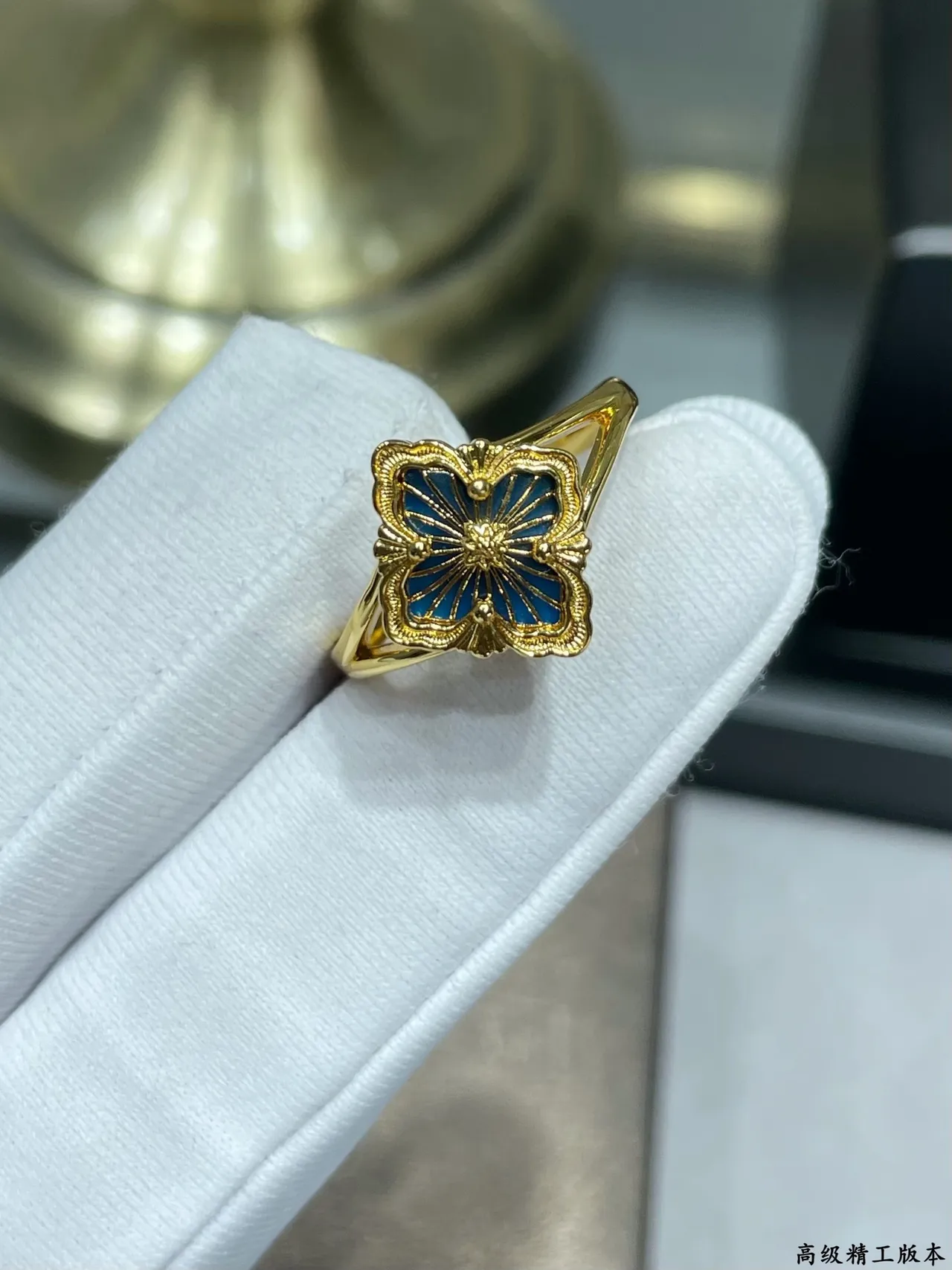 Bague en émail floral à quatre feuillets avec finition dorée 4