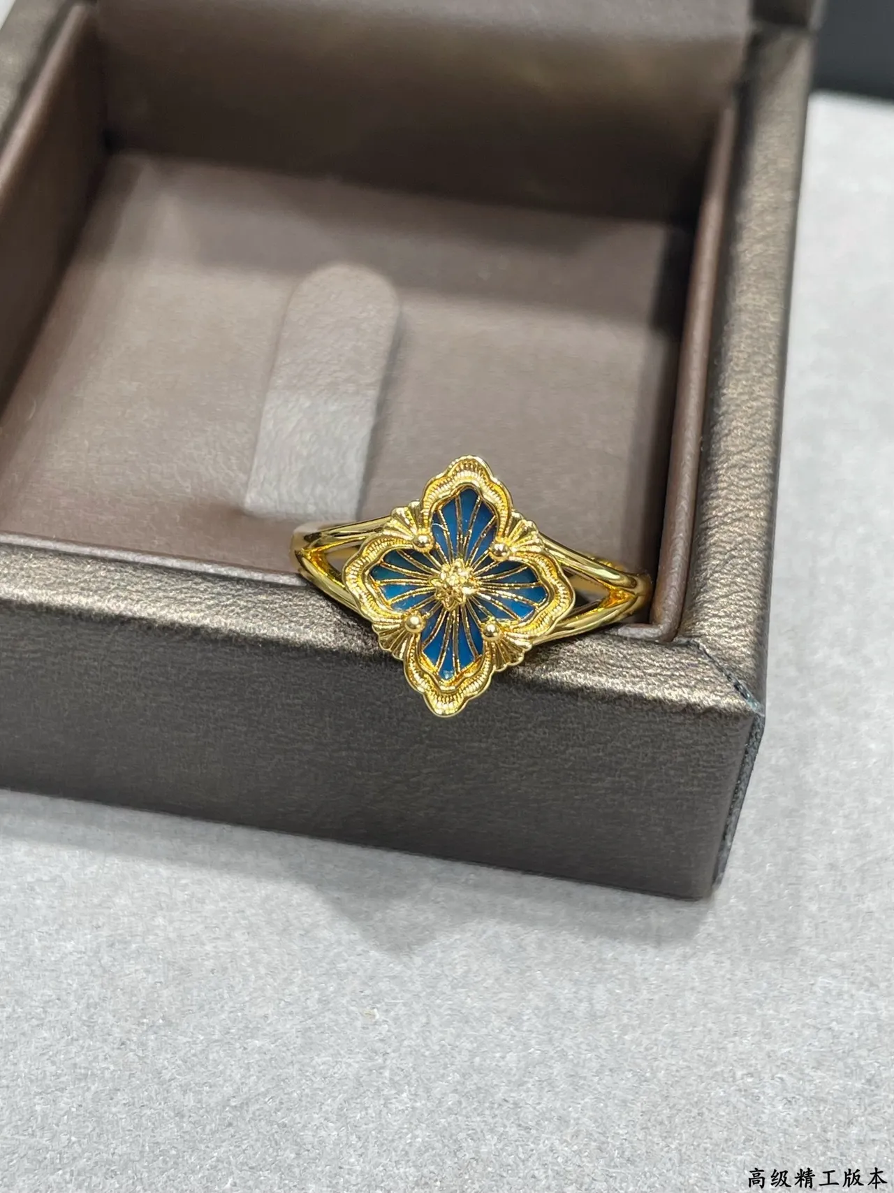 Bague en émail floral à quatre feuillets avec finition dorée 7