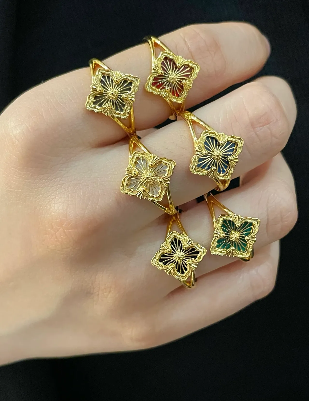 Bague en émail floral à quatre feuillets avec finition dorée 9