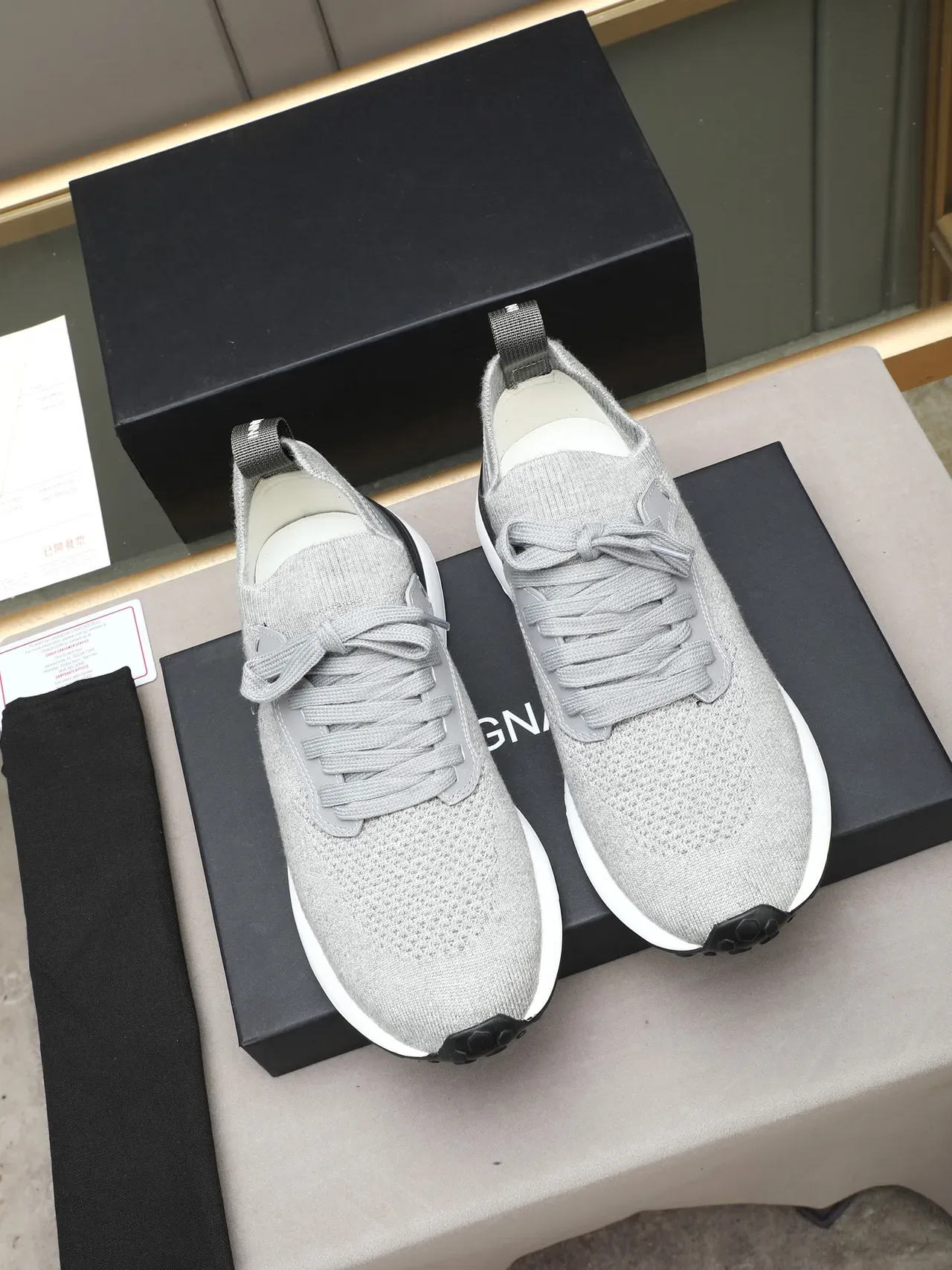 Zapatilla lifestyle gris con upper de tejido y suela de dos tonos 2