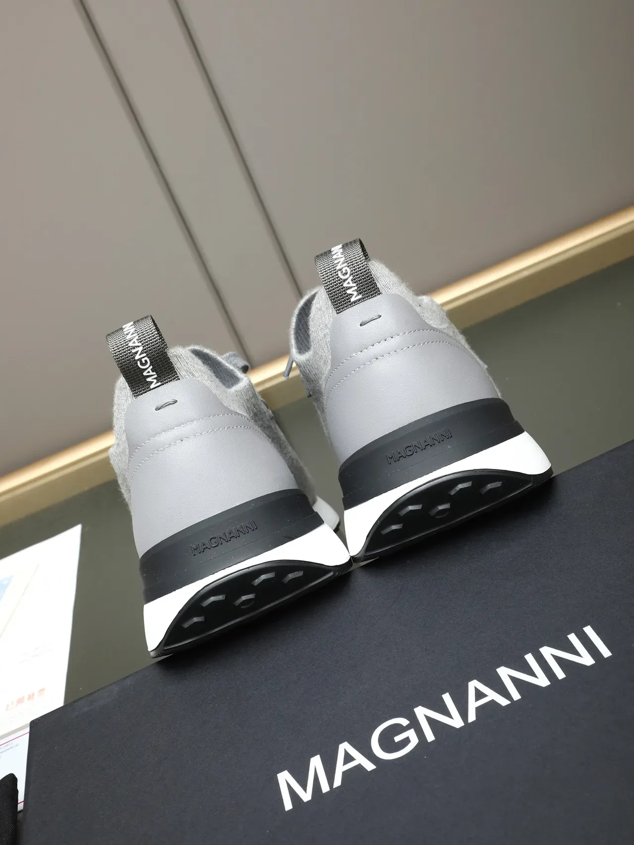 Zapatilla lifestyle gris con upper de tejido y suela de dos tonos 3