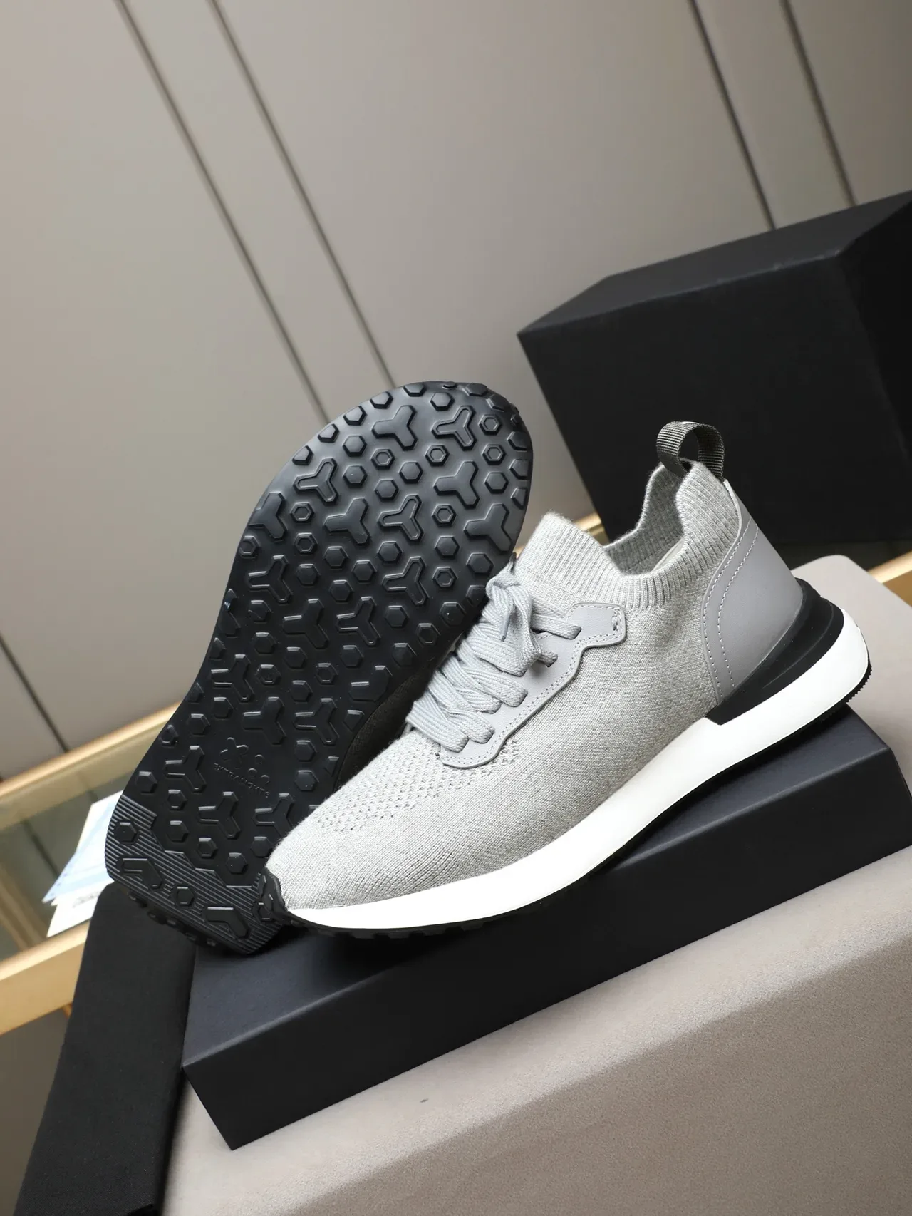 Zapatilla lifestyle gris con upper de tejido y suela de dos tonos 4