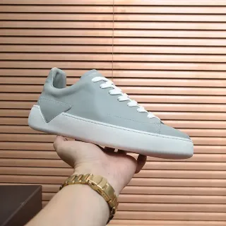 أحذية رياضية رمادية وبيضاء مينيمالية low top