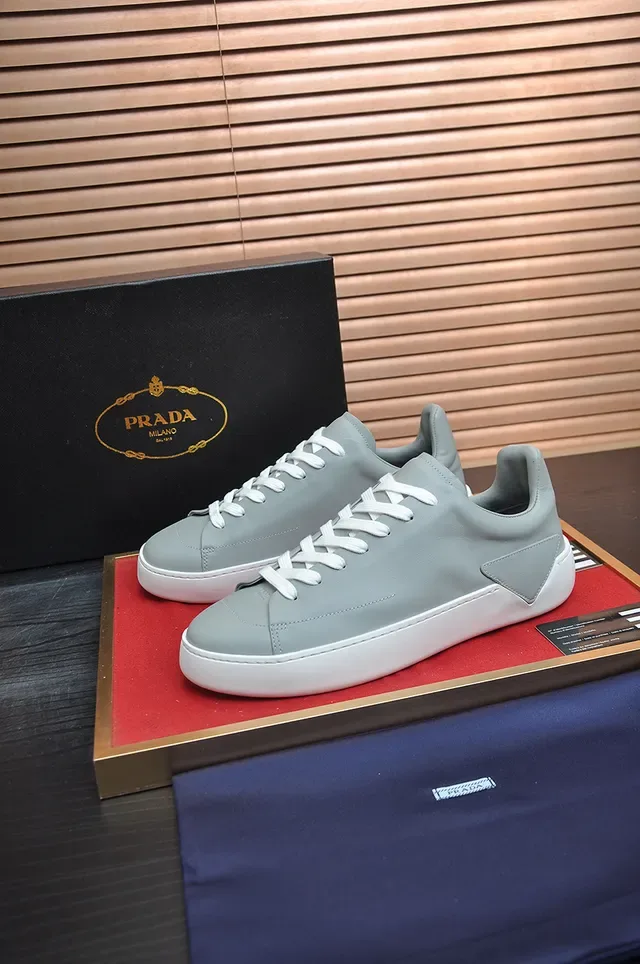 Gray White Minimalist Low-Top Sneakers 4