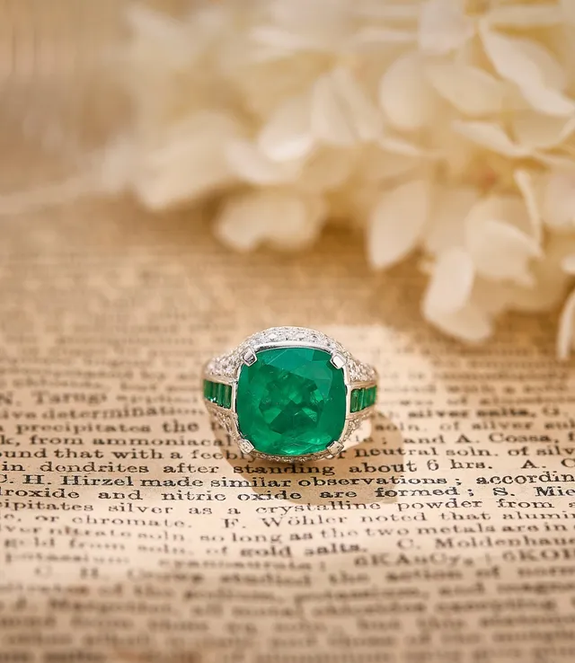Anillo Halo Diamante Pavé con Esmeralda Central en Corte Cushion-Cut de Plata Verde 4