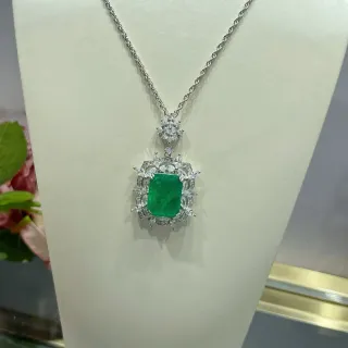 Collier argent vert avec gemme centrale en coupe émeraude et halo de pierres marquise et rondes claires