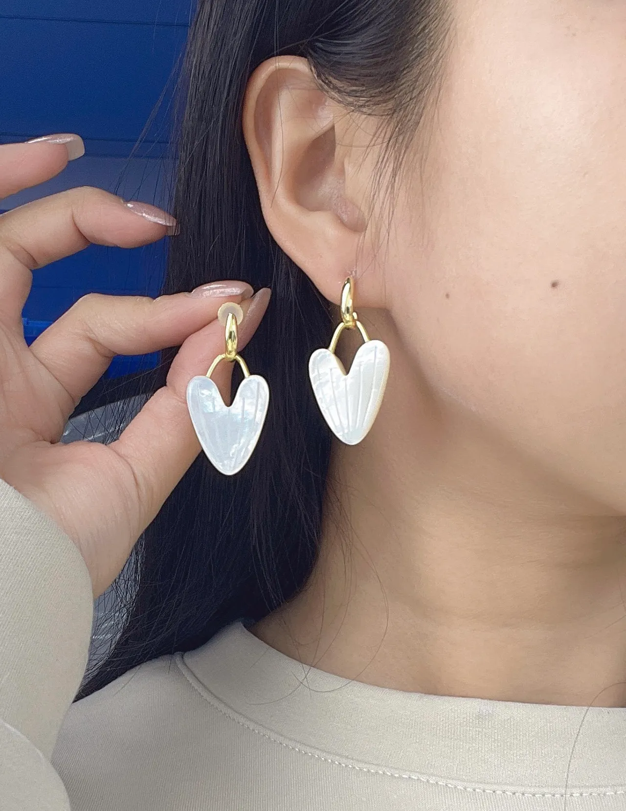 HEFANG Ribbed Heart Mother-of-Pearl Dangling Earrings 3