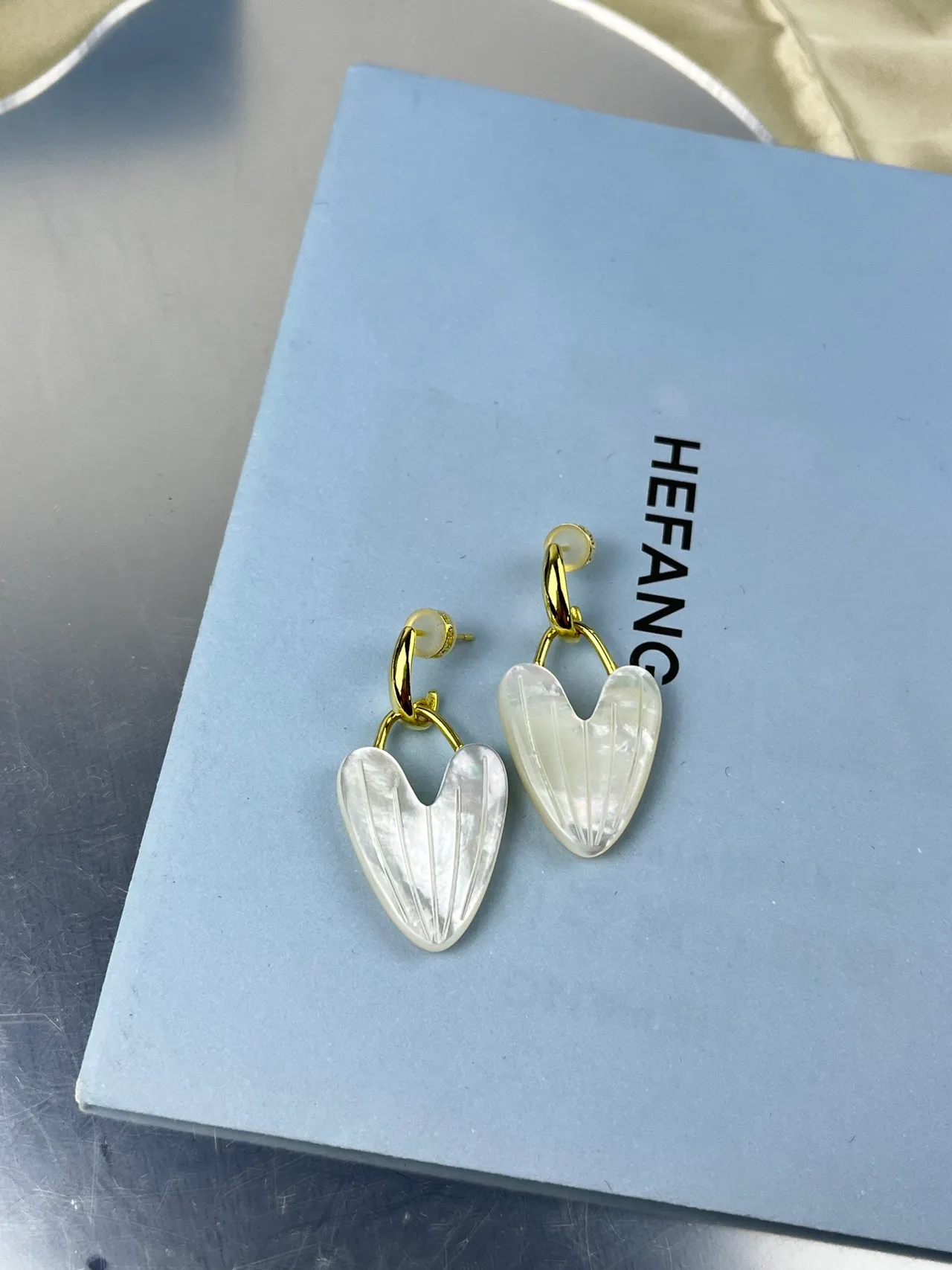 HEFANG Ribbed Heart Mother-of-Pearl Dangling Earrings 5