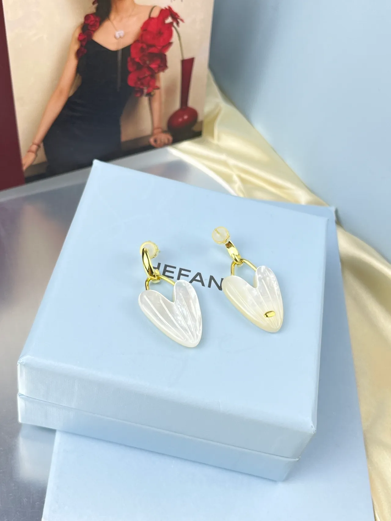 HEFANG Ribbed Heart Mother-of-Pearl Dangling Earrings 7