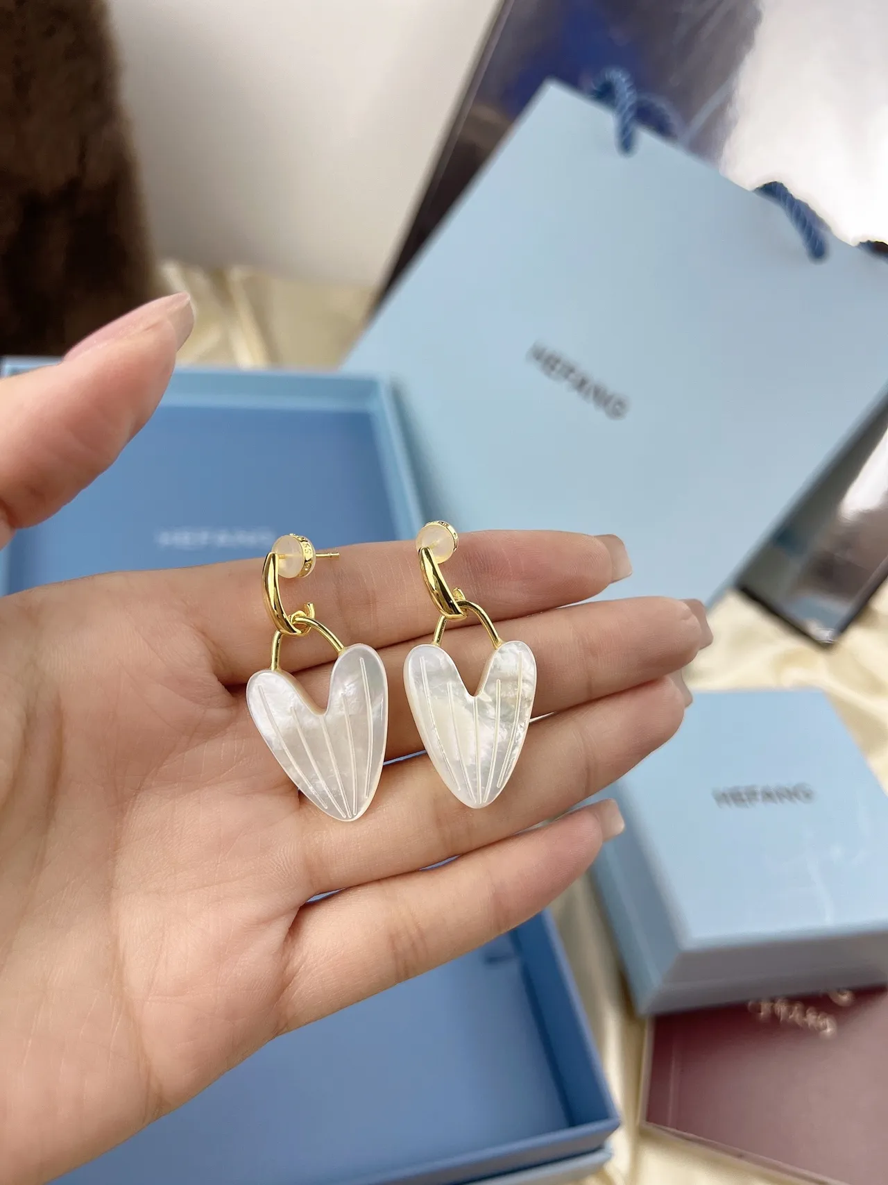 HEFANG Ribbed Heart Mother-of-Pearl Dangling Earrings 8