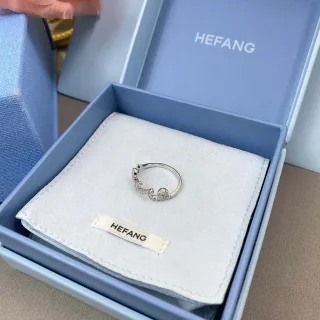 HEFANG चांदी सफेद ओपन बैंड पावे क्रिस्टल इंबेलिशमेंट अंगूठी