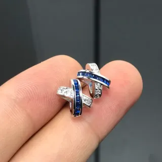 interlocking blue baguette और pave clear stone silver toned अंगूठियाँ