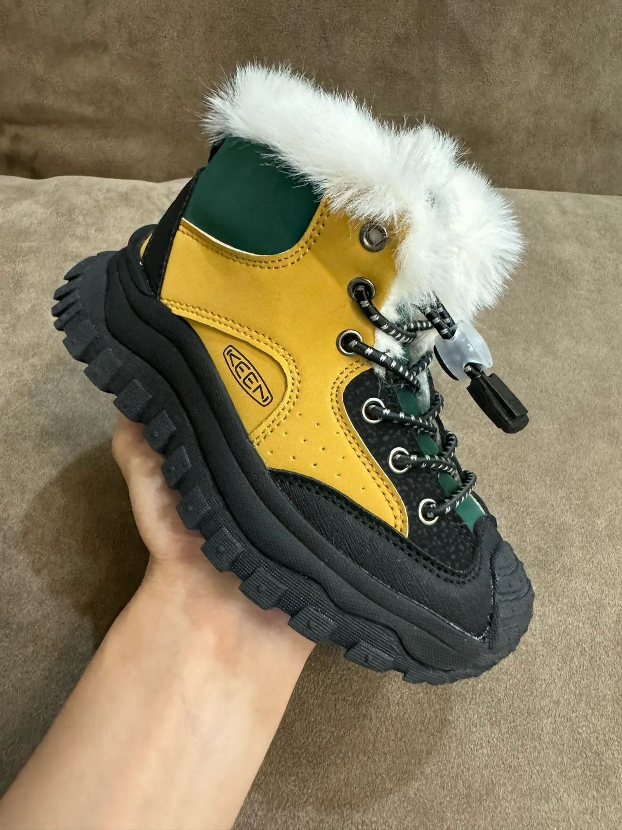 KEEN Botas de nieve amarillo verde cuello con borde de piel cierre de cordones con toggle 4