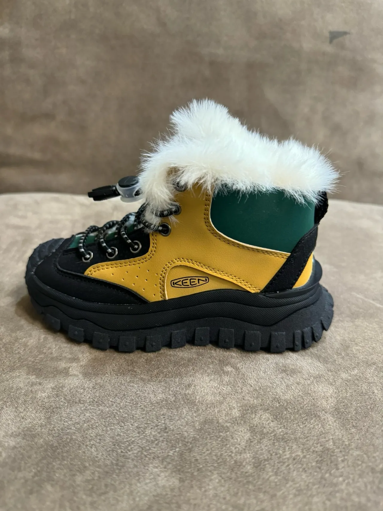 KEEN Botas de nieve amarillo verde cuello con borde de piel cierre de cordones con toggle 6