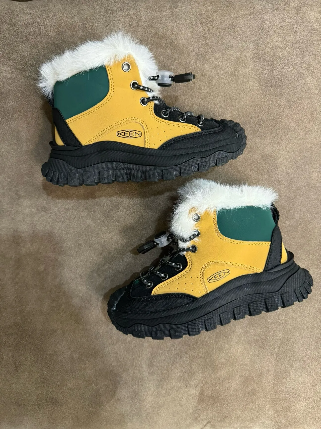 KEEN Botas de nieve amarillo verde cuello con borde de piel cierre de cordones con toggle 9
