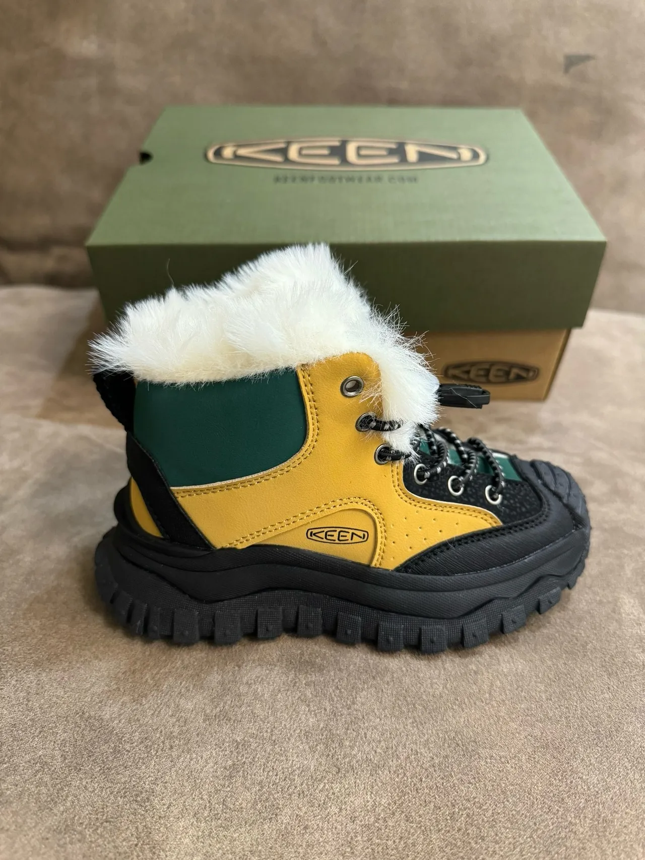 KEEN Botas de nieve amarillo verde cuello con borde de piel cierre de cordones con toggle 10