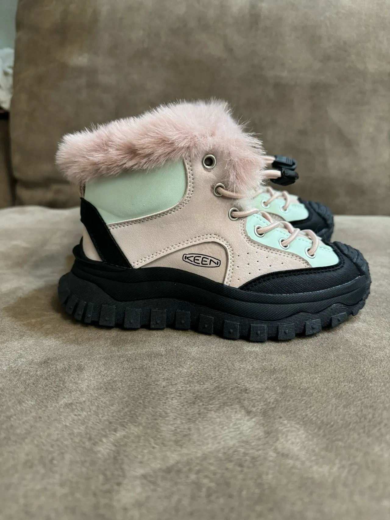 KEEN Botas de nieve amarillo verde cuello con borde de piel cierre de cordones con toggle 16
