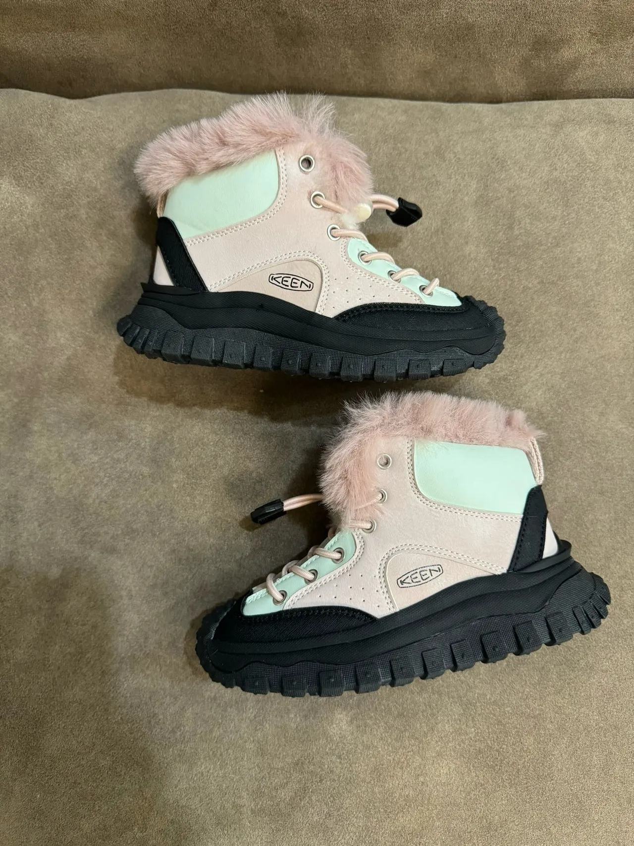 KEEN Botas de nieve amarillo verde cuello con borde de piel cierre de cordones con toggle 17