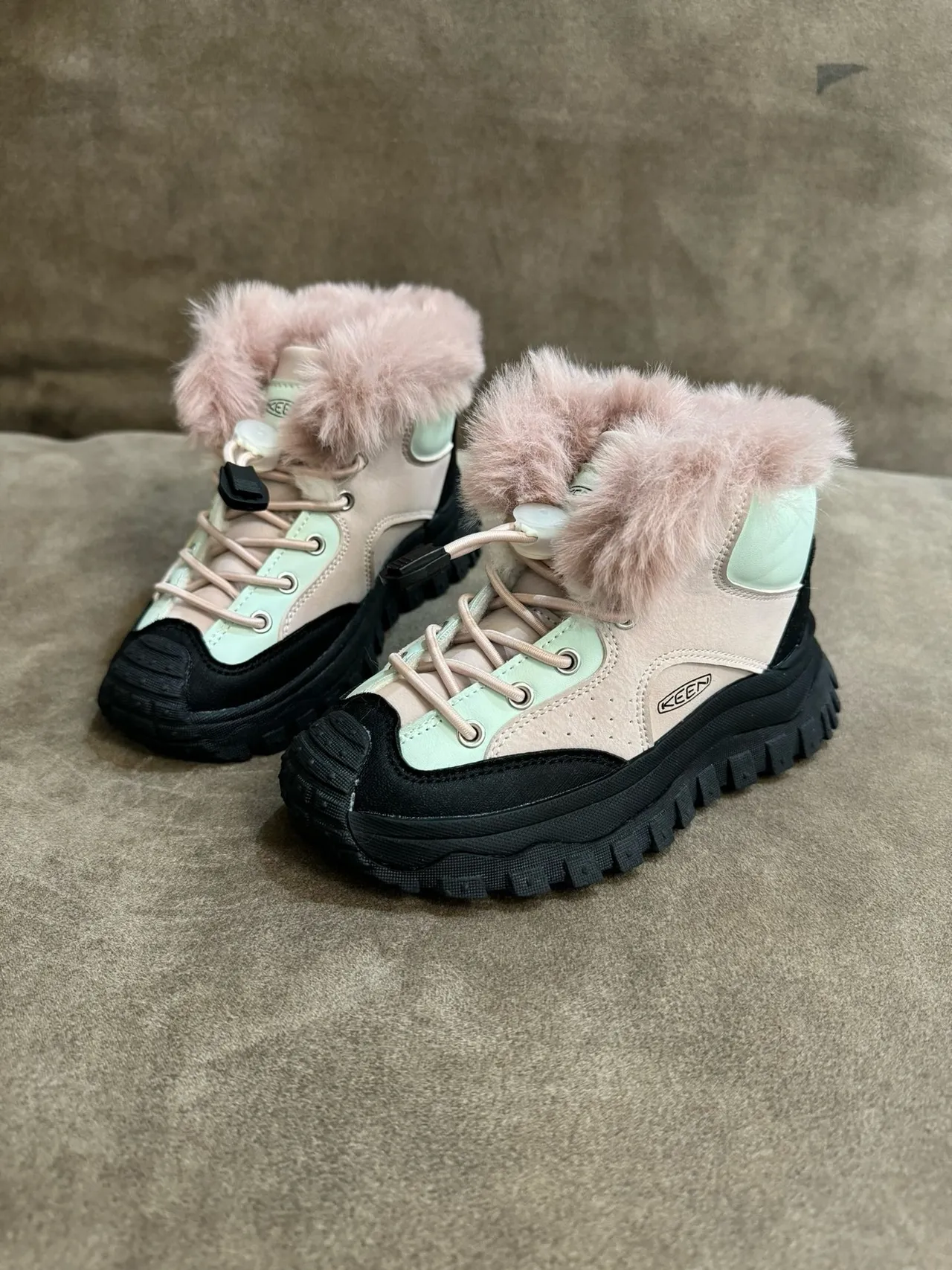 KEEN Botas de nieve amarillo verde cuello con borde de piel cierre de cordones con toggle 18