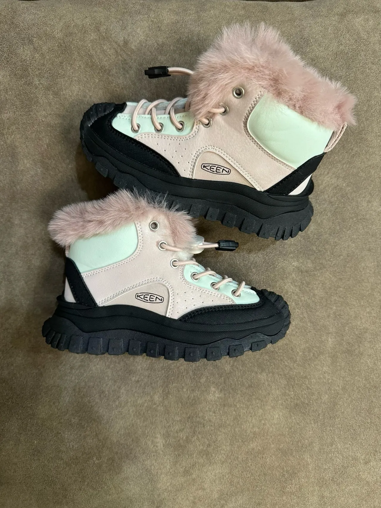 KEEN Botas de nieve amarillo verde cuello con borde de piel cierre de cordones con toggle 19
