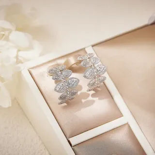 Brincos motivo folha pavé cristal tom prata