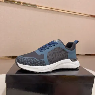 Zapatilla lifestyle de bajo con malla con impresión monogram y overlay azul