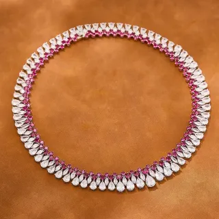 Collier multirang avec gouttes de larme et gemmes roses