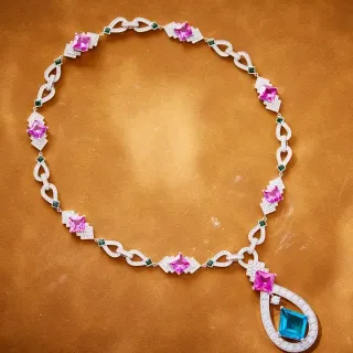 Collier multicolore en gemmes et diamants pavés avec lien géométrique