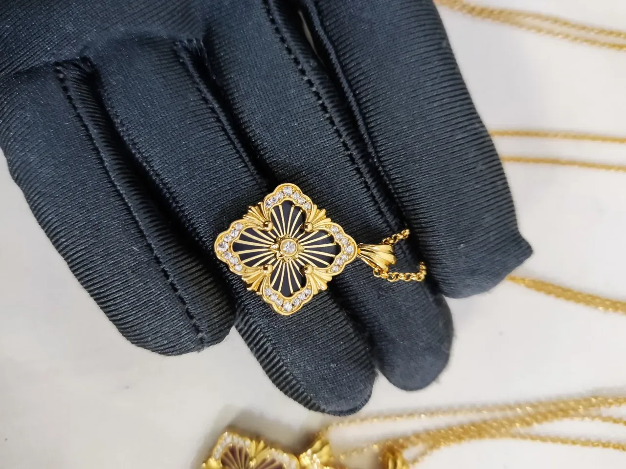 Collier pendentif floral à quatre feuilles avec incrustation d'émail multicolor et doré 3