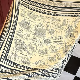 Écharpe en soie carrée avec impression de carte nautique en crème et noir