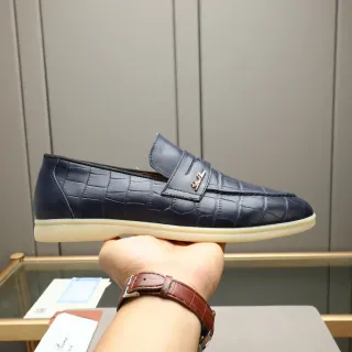 Loafer de couro com estampagem de crocodilo, cor navy bege, placa de logo metálico