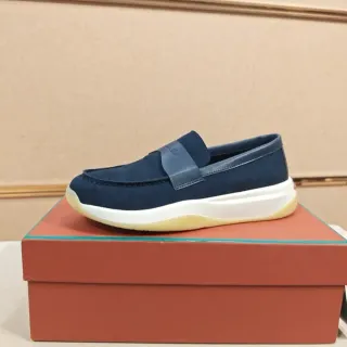 Mocassim de camurça azul-marinho e branco com detalhe de tira de couro