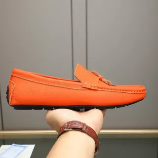 Mocasín de cuero granulado naranja con borla