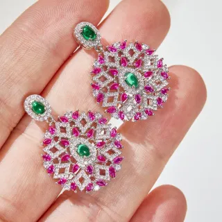 Brincos pendentes ornamentados de filigrana de gemas verdes e rosas