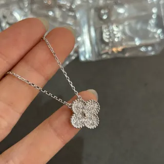 Pavé-Set Pendentif Floral à Quatre Pétales
