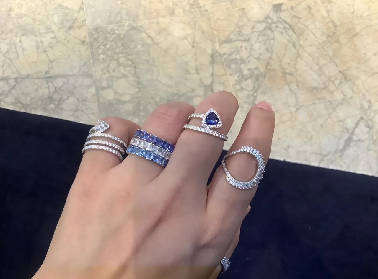 Anillo de diamantes con gema azul de corte de pera, banda doble pavé 2