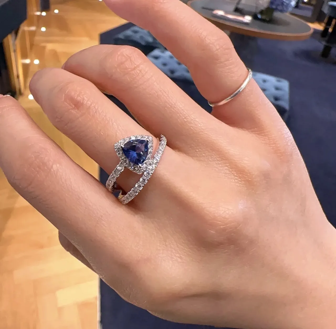 Anillo de diamantes con gema azul de corte de pera, banda doble pavé 3