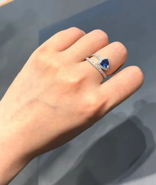 Anillo de diamantes con gema azul de corte de pera, banda doble pavé 4