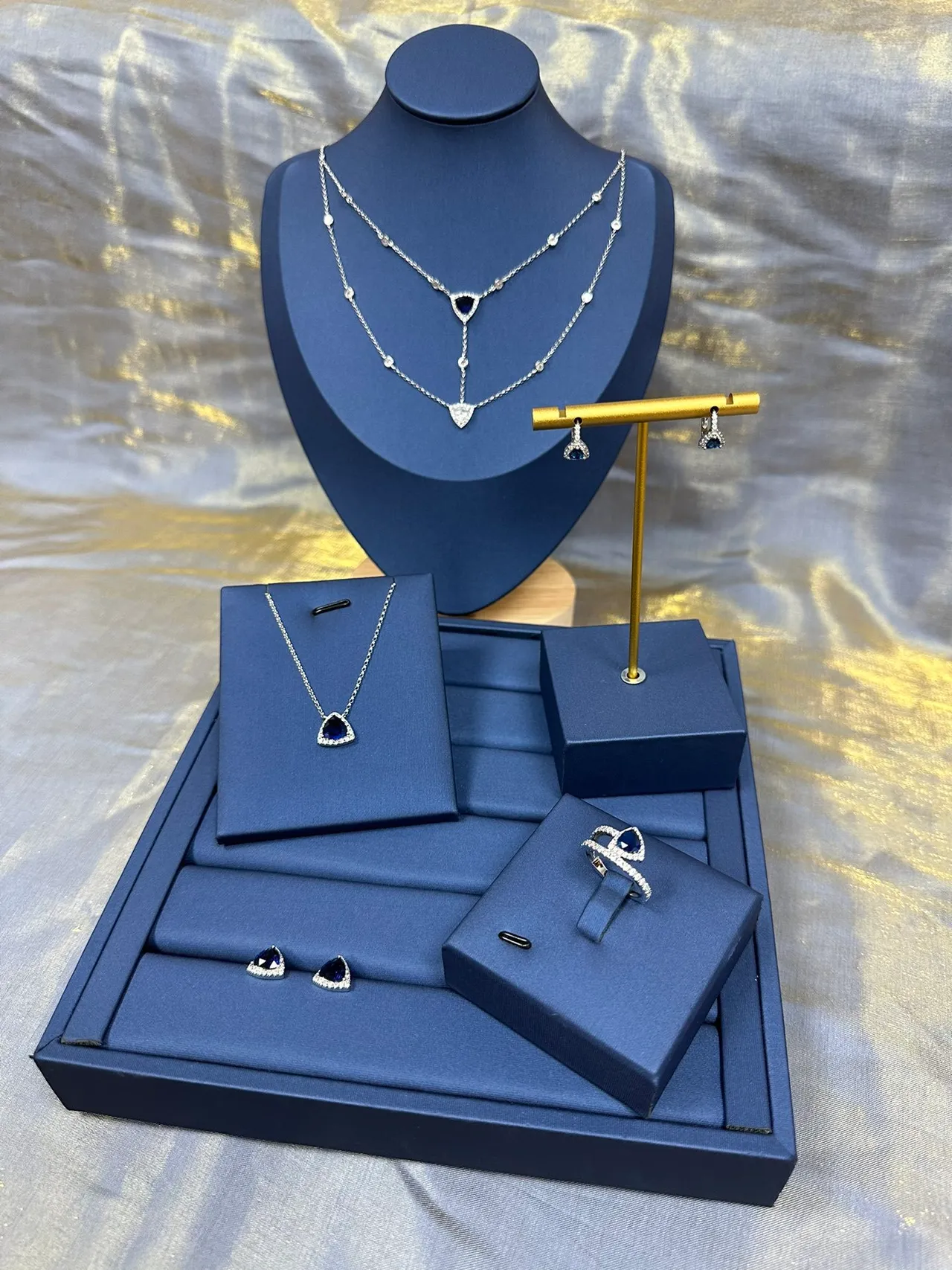 Anillo de diamantes con gema azul de corte de pera, banda doble pavé 5