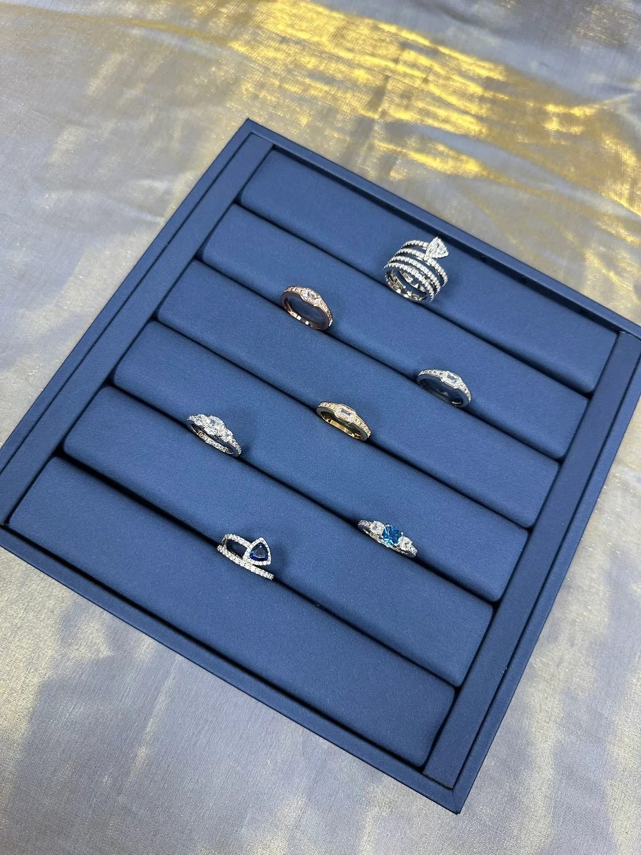Anillo de diamantes con gema azul de corte de pera, banda doble pavé 8
