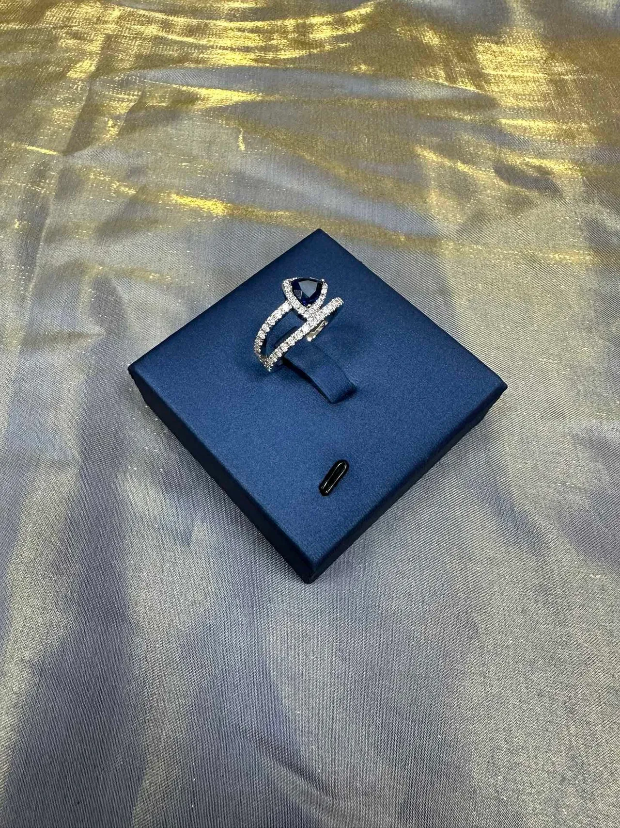 Anillo de diamantes con gema azul de corte de pera, banda doble pavé 9