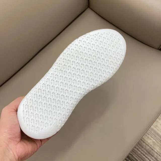 粉色和白色网面麂皮拼接低帮生活运动鞋 3