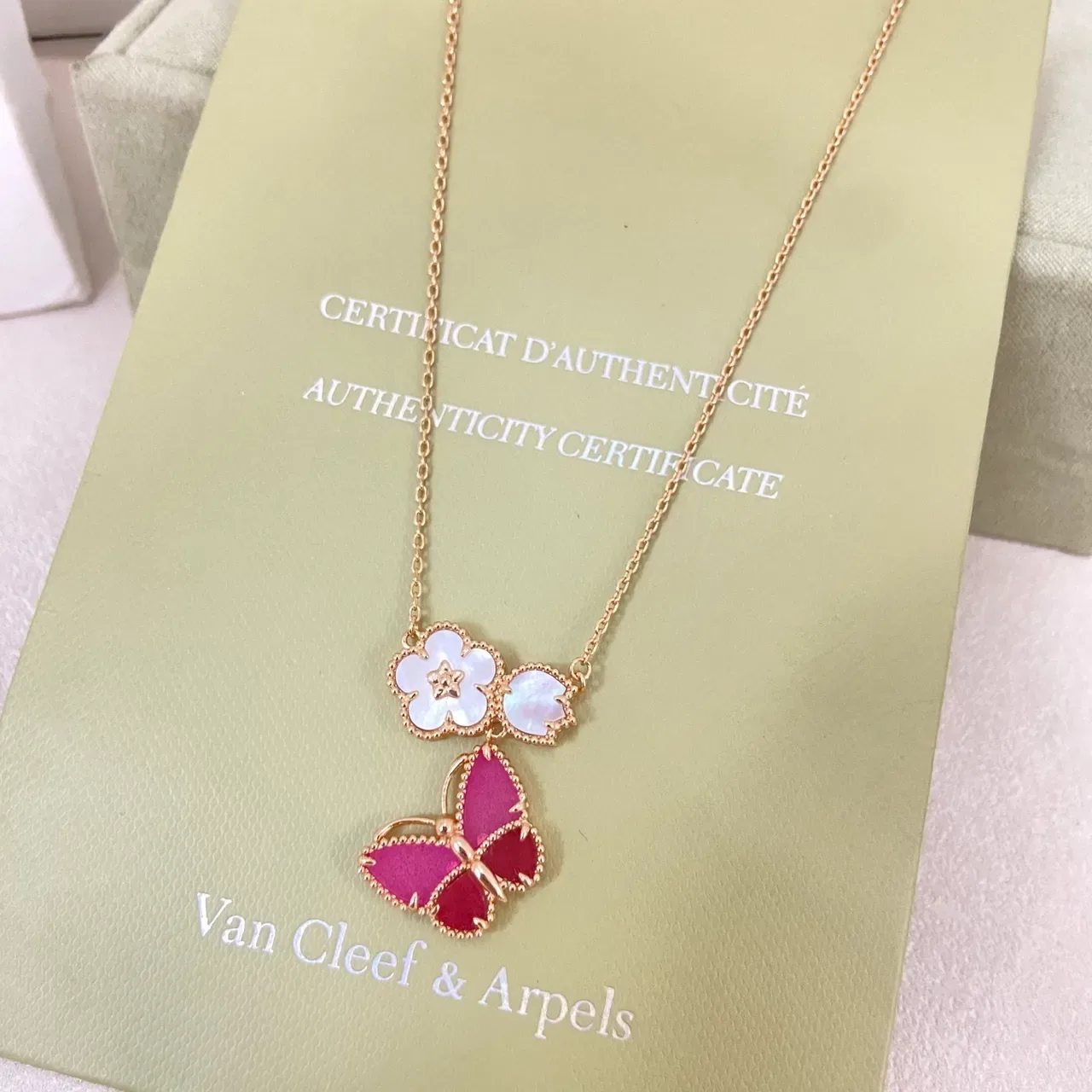 Papillon bijou or rose perlé bélière émaillé 2