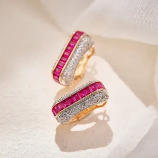 Brincos de ouro rosa com rubis baguette canalizados e bordas de diamantes pavé