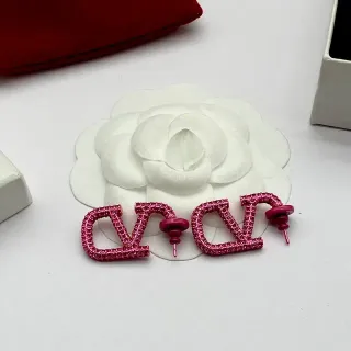 أقراط studs وردية pave set هندسي شعار