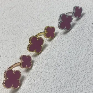 Anel de ouro roxo em forma de trébol com inlay de esmalte