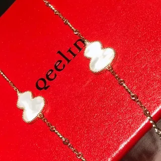 Qeelin Wulu Pendentif Trèfle Mère de Perle Chaîne Or Collier