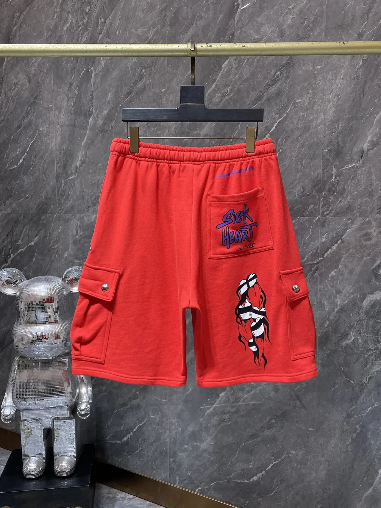Shorts cargo rojo con cordón en la cintura 2